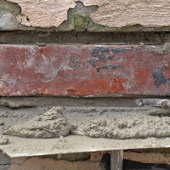 Skifte mursten: Fyld mørtel ind i fugerne Skifte mursten: Fyld mørtel ind i fugerne